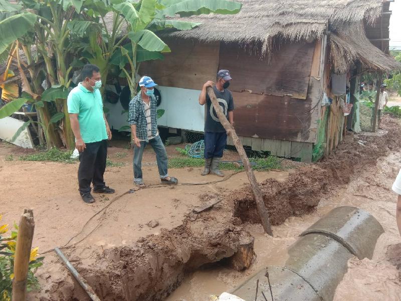 งานป้องกัน อบต.เวียง ดำเนินการแก้ไขปัญหาน้ำท่วมขังเนื่องจากฝนตกหนักต่อเนื่องให้กับชาวบ้านในหมู่บ้านพื้นที่ อบต.เวียง